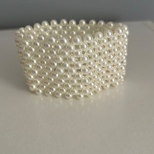 Beaded pearl color bracelet